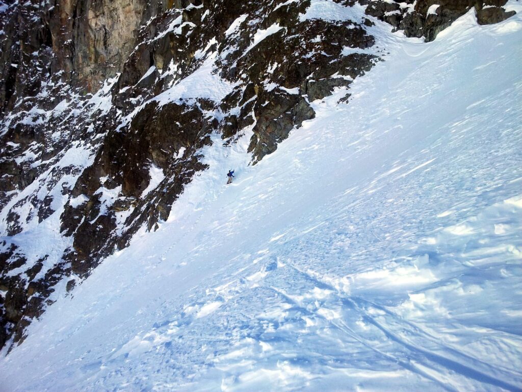 Andre con le ciaspole, in questo punto è il più svantaggiato. Per evitare il pezzo di neve dura, risale a bordo montagna dove la neve è un po' più soffice, ma la pendenza è notevole e ogni passo gli costa un bello sforzo. Arrivato lì, per uscire dalla brutta situazione, caccia fuori la tavola e fa il traverso in mezza discesa, cosa che gli permette di cavarsene fuori Andre con le ciaspole, in questo punto è il più svantaggiato. Per evitare il pezzo di neve dura, risale a bordo montagna dove la neve è un po' più soffice, ma la pendenza è notevole e ogni passo gli costa un bello sforzo. Arrivato lì, per uscire dalla brutta situazione, caccia fuori la tavola e fa il traverso in mezza discesa, cosa che gli permette di cavarsene fuori