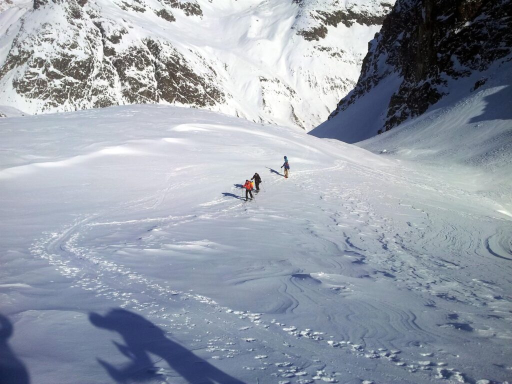 I ragazzi risalgono il pendio che ci porterà al lago innevato I ragazzi risalgono il pendio che ci porterà al lago innevato