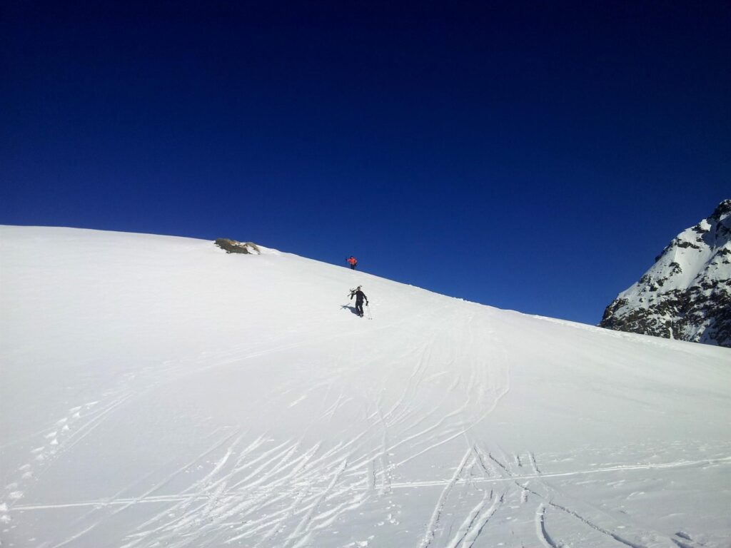 E qui uno sfottò lasciatemelo fare.....i due splitboarders si levano la split per non affrontare 15 metri di discesa fino al lago! E qui uno sfottò lasciatemelo fare.....i due splitboarders si levano la split per non affrontare 15 metri di discesa fino al lago!