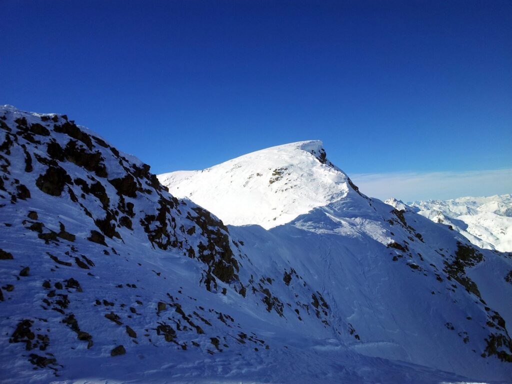 Ecco che spunta la cima che vedevamo da sotto! Ecco che spunta la cima che vedevamo da sotto!
