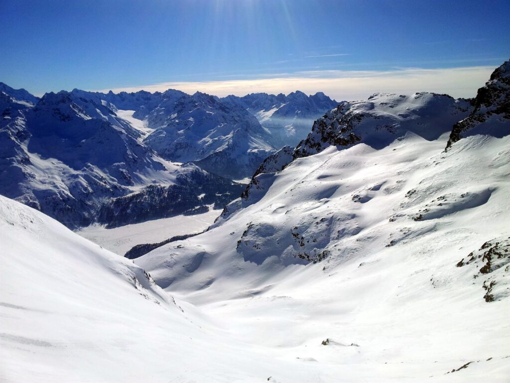 Dalla cresta, c'è una splendida vista verso il lago di St. Moritz, finalmente del tutto ghiacciato Dalla cresta, c'è una splendida vista verso il lago di St. Moritz, finalmente del tutto ghiacciato
