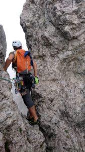 Tocca al Negher che si butta oltre l'ostacolo