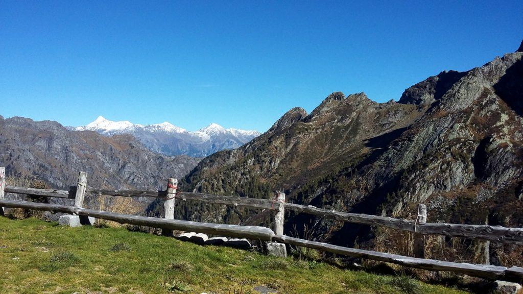 Vista dal terrazzo del bivacco.In bella mostra, sulla sfondo a sinistra, il Pizzo Stella