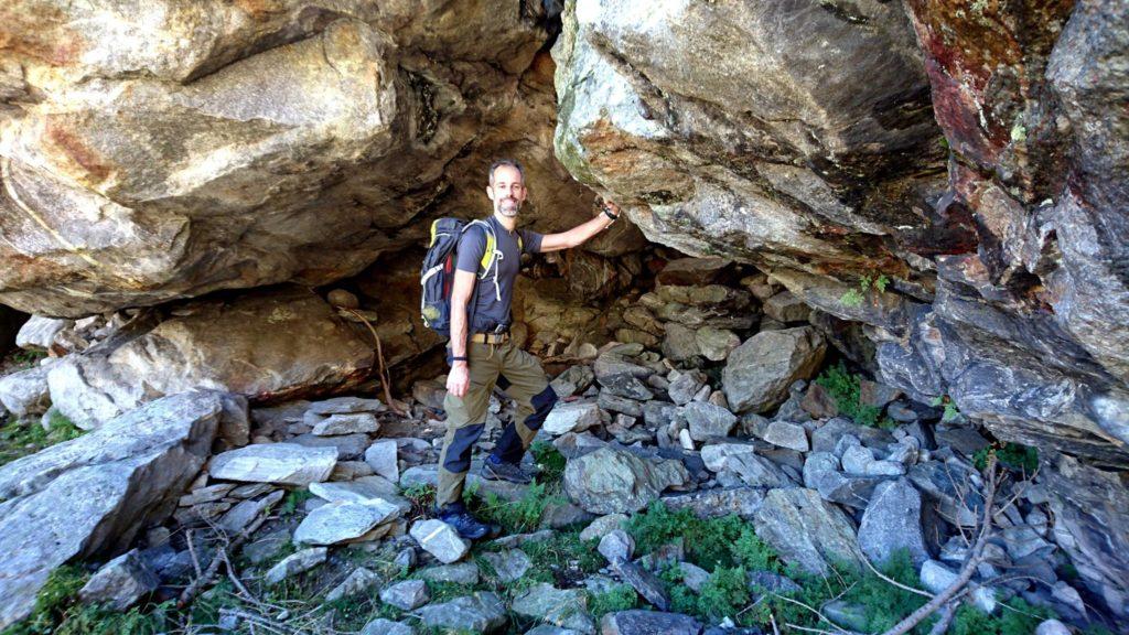 Samu sotto ad un riparo naturale formato dalla roccia