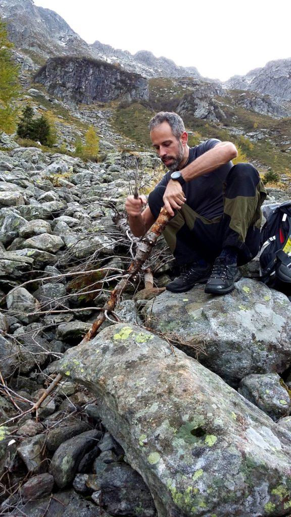 Erica comincia a sentire mala alla caviglia sifula e Samu coglie l&#039;occasione per giocare un po&#039; col suo coltellone professionale per farle un bastone &quot;alla Gandalf&quot; di supporto ;)