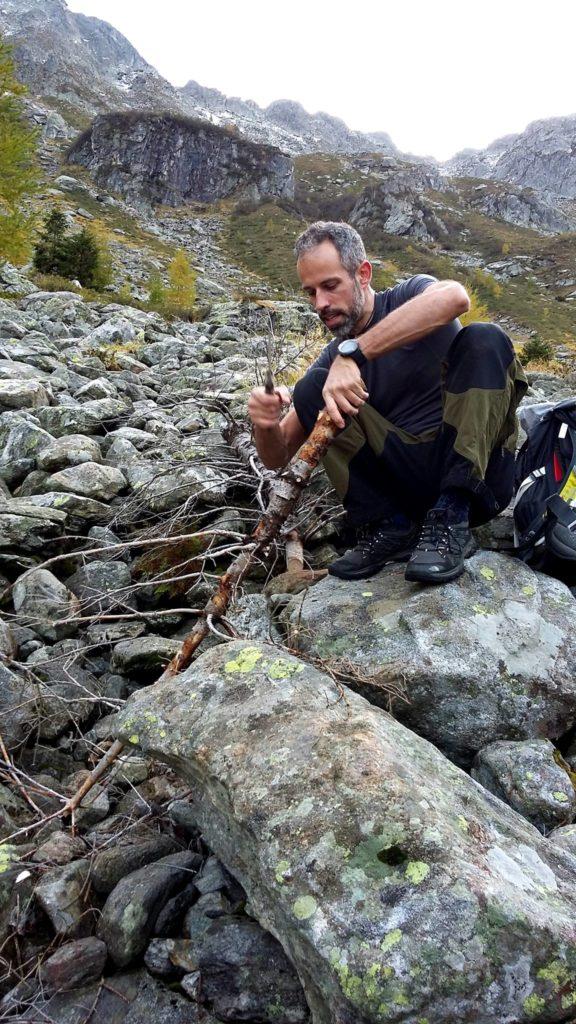 Erica comincia a sentire mala alla caviglia sifula e Samu coglie l'occasione per giocare un po' col suo coltellone professionale per farle un bastone "alla Gandalf" di supporto ;)