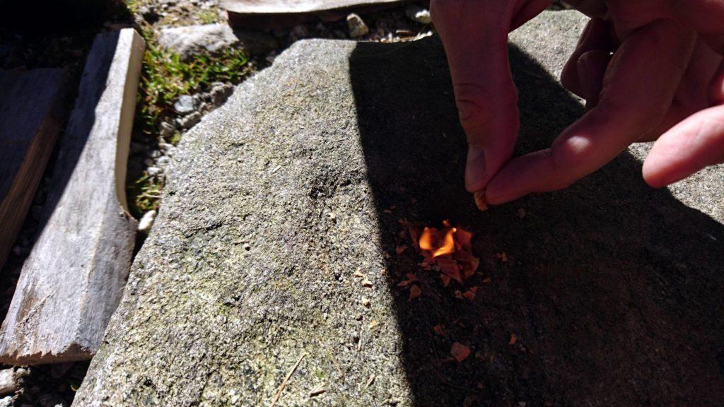 All'inizio andiamo di truciolini di legno fatti col coltello per creare la base di partenza....poi appena la fiamma tiene, aggiungiamo ciccia da ardere