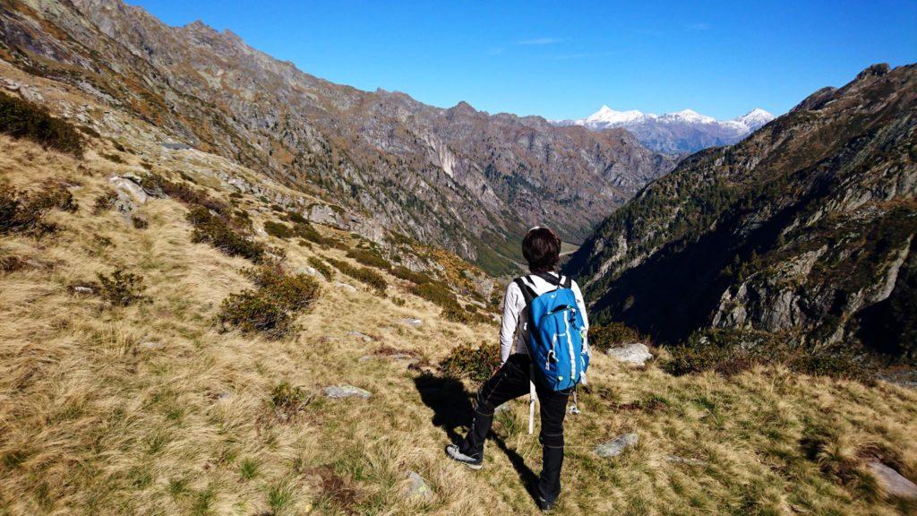 Erica si guarda indietro e gusta il bel panorama della valle nella sua interezza