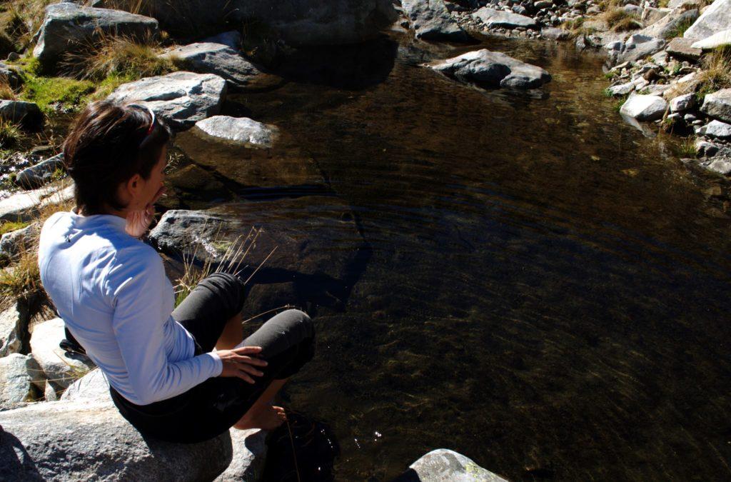 Erica decide di fare il pediluvio nel laghetto accanto al bivacco