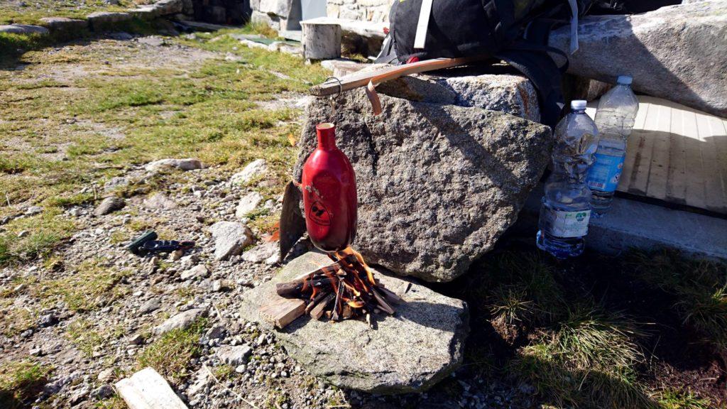 Ancora pochi attimi e l'acqua sarà bollente e pronta per il the!Peccato però che il GENIO indiscusso di Samu, deciderà di metterla nel lago ghiacciato per 5 minuti al termine di tutto questo sbattimento, vanificando di fatto tutto il nostro lavoro! :(E vabbè.....ci beviamo sto the freddo.....e pace amen.... :P