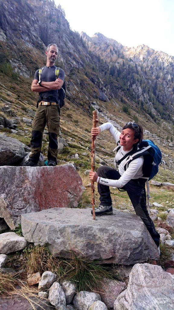 terminata la parte ripida, è arrivato il momento dell&#039;abbandono.Erica conficca il bastone in un buco presente su questa roccia e subito ci viene in mente Semola nella Spada nella Roccia :P