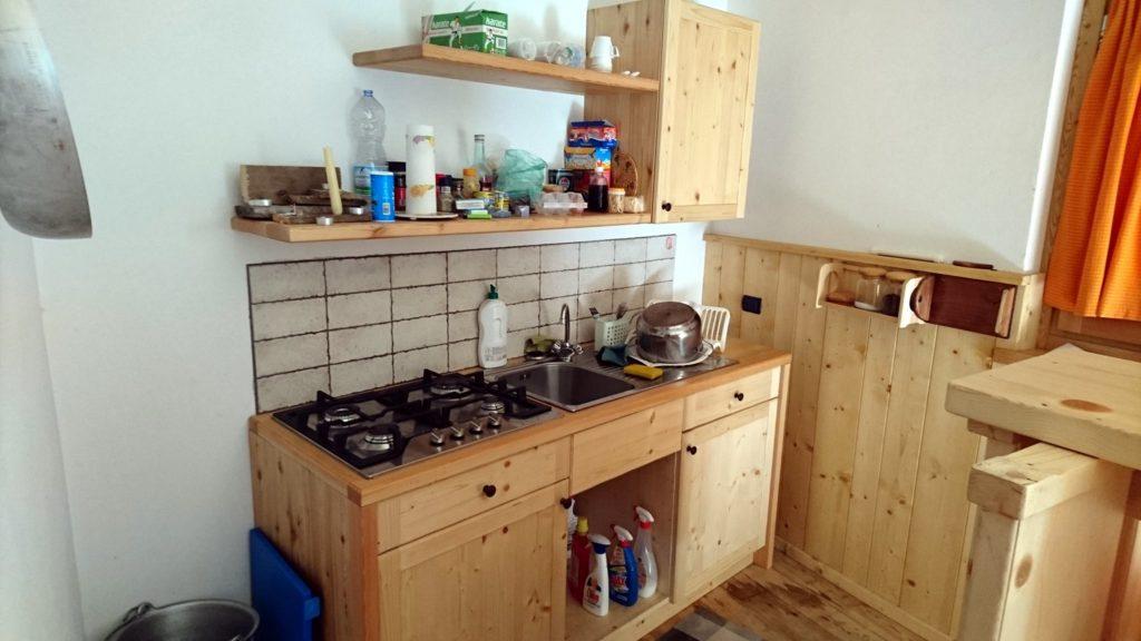 La splendida cucina del bivacco, con tanto di fornelli a gas, pentole variegate, prodotti per pulire e roba da magnare!