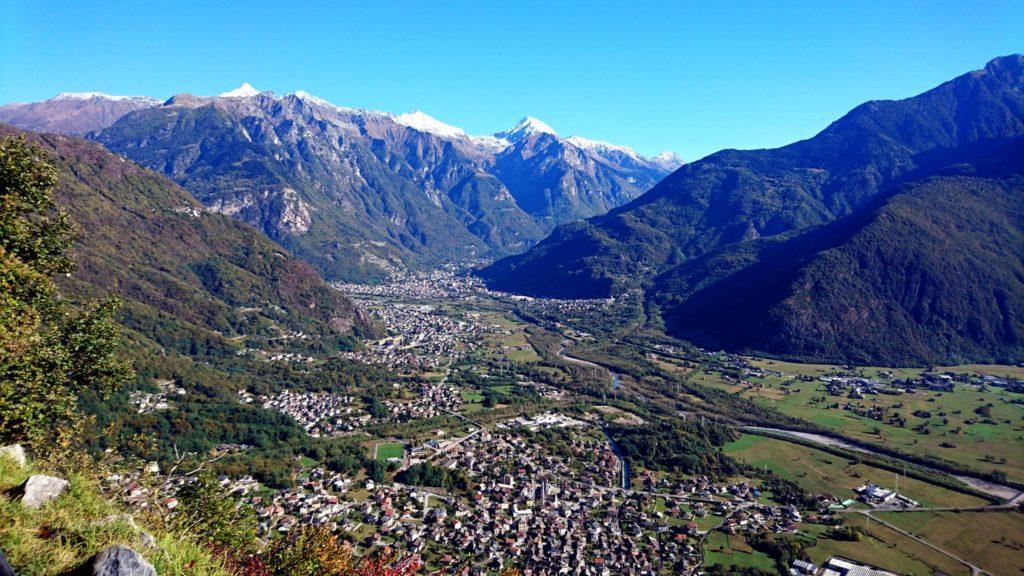 Dopo alcuni km sulla strada della val Bodengo (strada a pedaggio. Ricordarsi di comprare il permesso di 5€ nei bar di Gordona, il paese sottostante) c&#039;è questa bellissima vista sulla val Chiavenna che merita davvero