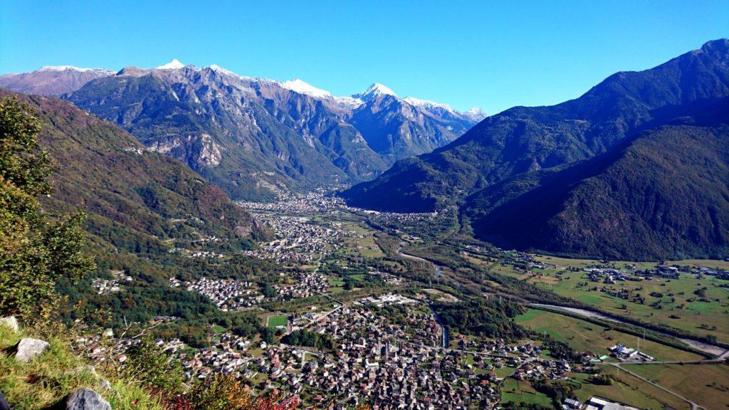 Dopo alcuni km sulla strada della val Bodengo (strada a pedaggio. Ricordarsi di comprare il permesso di 5€ nei bar di Gordona, il paese sottostante) c'è questa bellissima vista sulla val Chiavenna che merita davvero