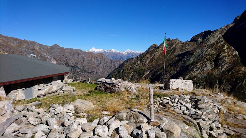 A fondo valle, decidiamo di dirigerci verso il bivacco Notaro invece di andare alla bocchetta, in modo da rilassarci un po' al sole e di cazzeggiare un'oretta.E' stata un'ottima scelta! Il bivacco è in posto bellissimo ed è un capolavoro di bivacco!