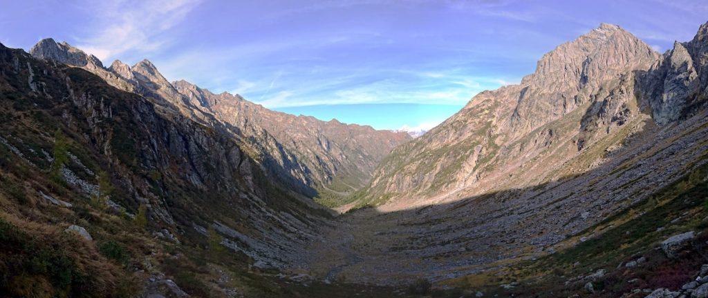 Panoramica della valle nella parte alta della discesa