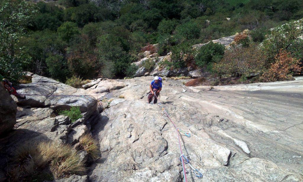 Terzo tiro. Il Niggah mi assicura sul primo 6a della via, con la prima rimontina di strapiombo. Tiro comunque non difficilissimo e abbastanza appigliato, anche se lo strapiombo non è proprio la mia progressione preferita... ;)