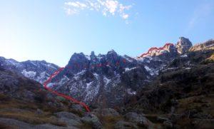 Da qui c'è una buona visione di insieme del nostro percorso.Siamo risaliti da una bocchetta parzialmente innevata e ghiacciata fino al Rifugio Benigni. Da lì, finalmente al sole, abbiamo attraversato il lago Piazzotti e siamo risaliti fino ad un passo per poi attaccare la nostra cresta risalendo in cresta il Pizzo di Mezzaluna e la Cima di Mezzo, fino alla calata per il Torrione di Mezzaluna