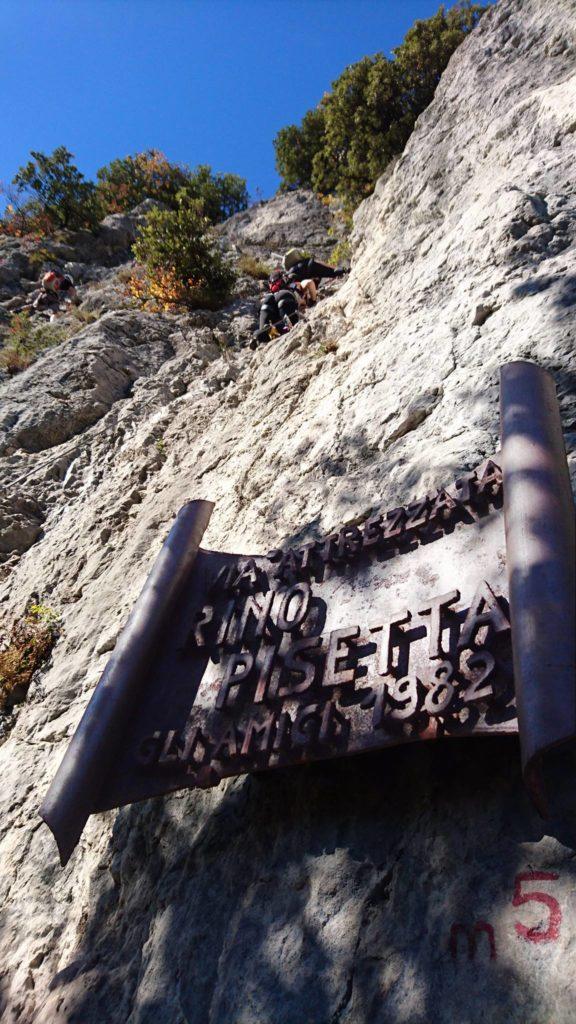 in circa 45 minuti si arriva all&#039;attacco, dopo 300mt di dislivello nel bosco a tratti belli dritti.Ci sono un paio di cordate davanti a noi e ne arriveranno nel breve altre 2-3 poco dopo di noi.Alta percentuale di tedeschi come spesso accade in questa zona