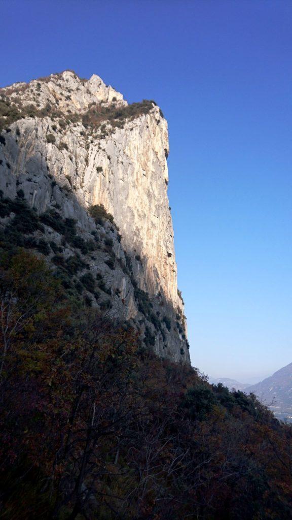 il punto più a picco della montagna, angolo con vie di arrampicata belle toste e utilizzato anche dai base jumpers per lanciarsi nel vuoto