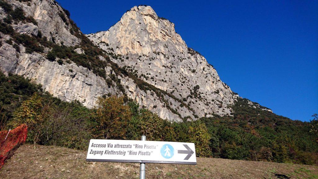 La bella parete del Picol Dain e il cartello che dal parcheggio ci guida verso l'attacco della nostra ferrata