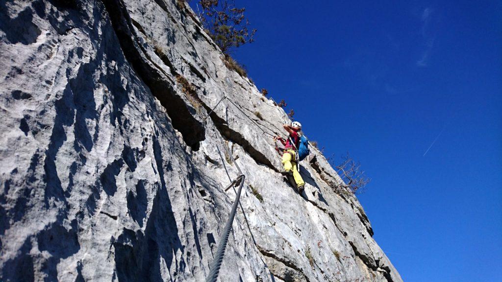 A metà dell&#039;ultimo muro, ci sono circa 3 metri di traverso verso destra nel vuoto e poi si riparte in verticale verso la cima.Molto estetico e divertente