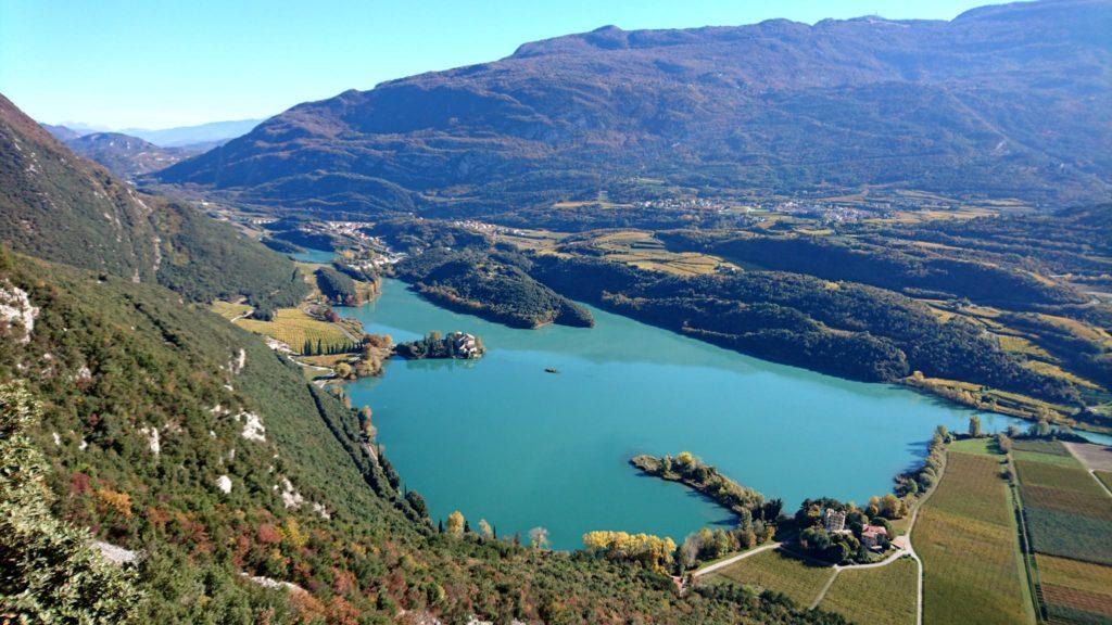 Appena ci si alza un po&#039;, appare subito questa meravigliosa vista della valle sottostante col lago di Toblino e l&#039;omonimo castello