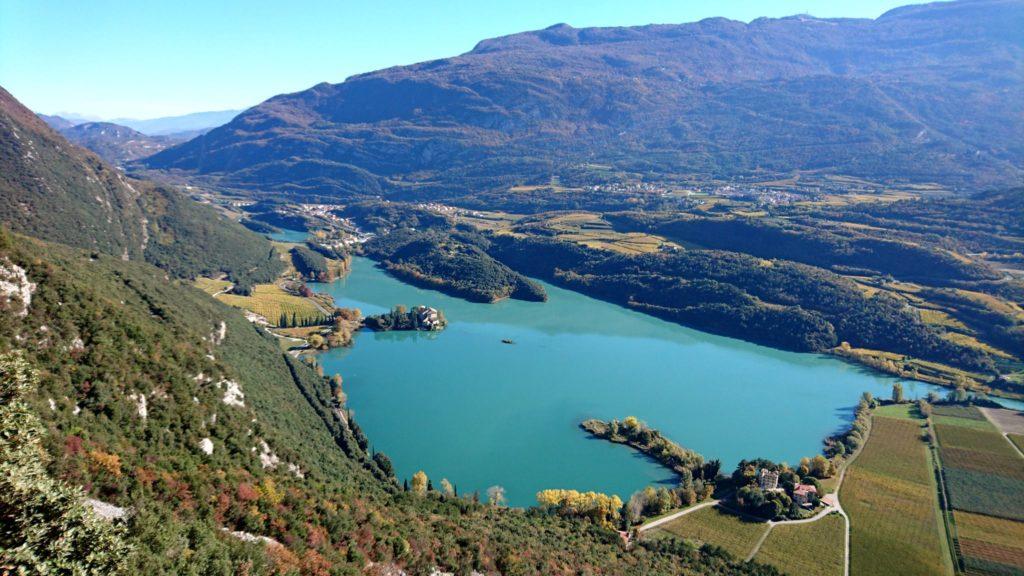 Appena ci si alza un po', appare subito questa meravigliosa vista della valle sottostante col lago di Toblino e l'omonimo castello