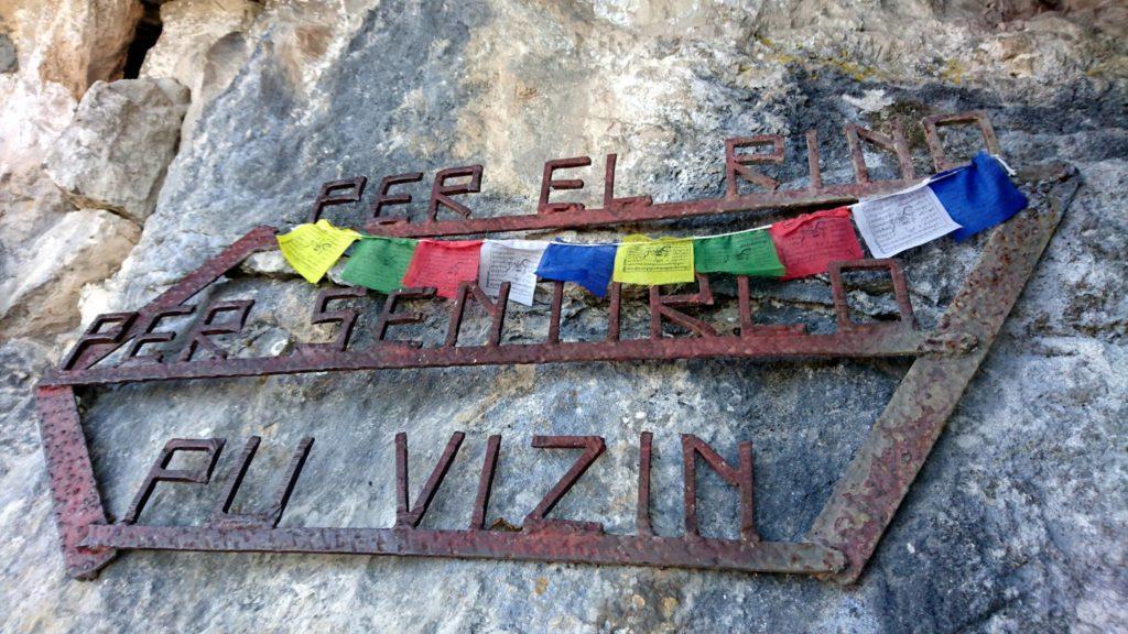 Teminato il terzo muro, ci viene regalata l&#039;effige della ferrata e il libro di vetta.In realtà mancano ancora un centinaio di metri di dislivello, ma saranno molto semplici e parzialmente su sentiero