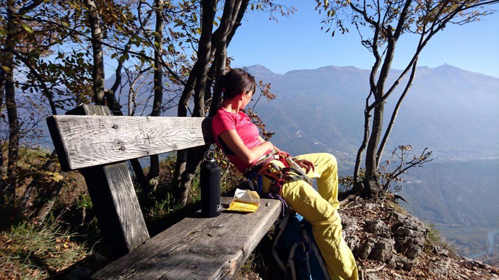 Erica si gode il riposo e il paesaggio dalla panchina di vetta.