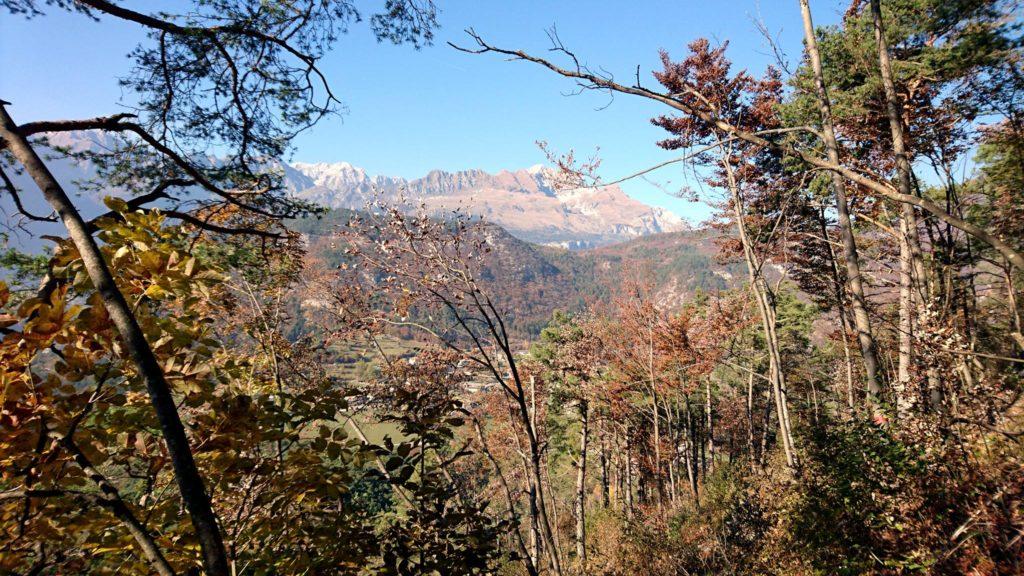 Vista in direzione nord con le prime montagne della bassa val d'ambiez