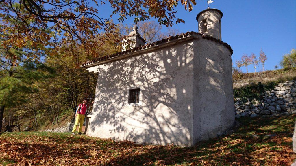 Superata la frazione, si giunge a questa chiesetta e qui si gira a sinistra seguendo il fianco della montagna che riporta a Sarche con un&#039;oretta di cammino