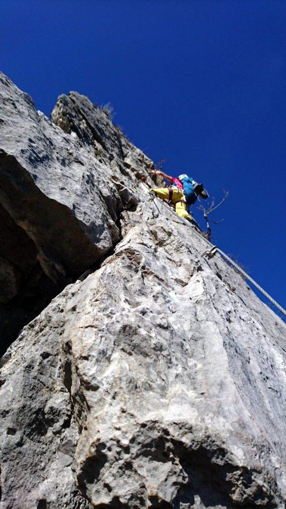 Erica nel punto più verticale del terzo muro.A mio parere il punto più bello della ferrata