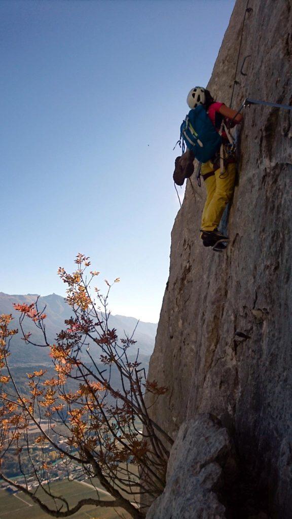 Erica all'attacco del secondo muro.Questo è bello verticale e anche esposto.Hanno deciso di buttare dentro un paio di staffe perché gli appoggi sui piedi sono scarni e fatta in sola arrampicata è tosta. Forse anche oltre il quinto. Non lo so.......alla fine l'ho usata anche io la staffa. Anche perché la parete è bella lisa e c'è poco da spalmare nei punti con appigli obbligati!