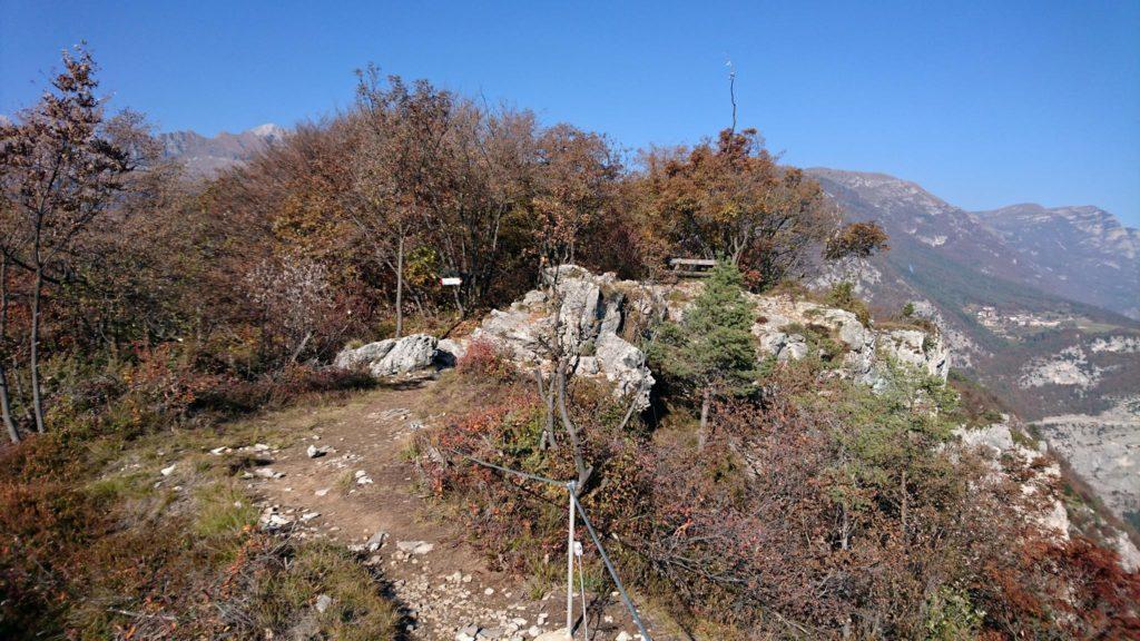 In cima, oltre alla colorata vegetazione, c'è anche una comoda panchina di legno che ci farà gustare qualche minuto di relax prima della discesa