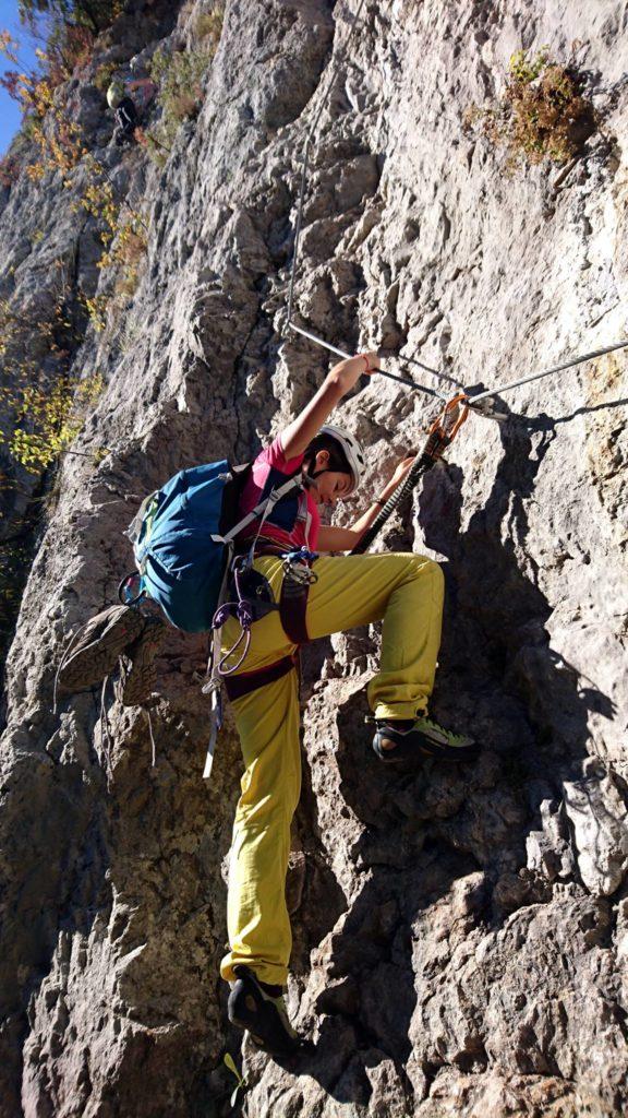 Erica all'attacco della ferrata.Le gatte da pelare iniziano fin dalla partenza, con un muro di una ventina di metri che mette subito i puntini sulle i rispetto alle difficoltà che verranno proposte.Niente di trascendentale, ma comunque per una ferrata è sicuramente impegnativo, anche perché non ci sono staffe per i piedi e quindi bisogna per forza scalare....altrimenti non ce la si può fare fisicamente a salire