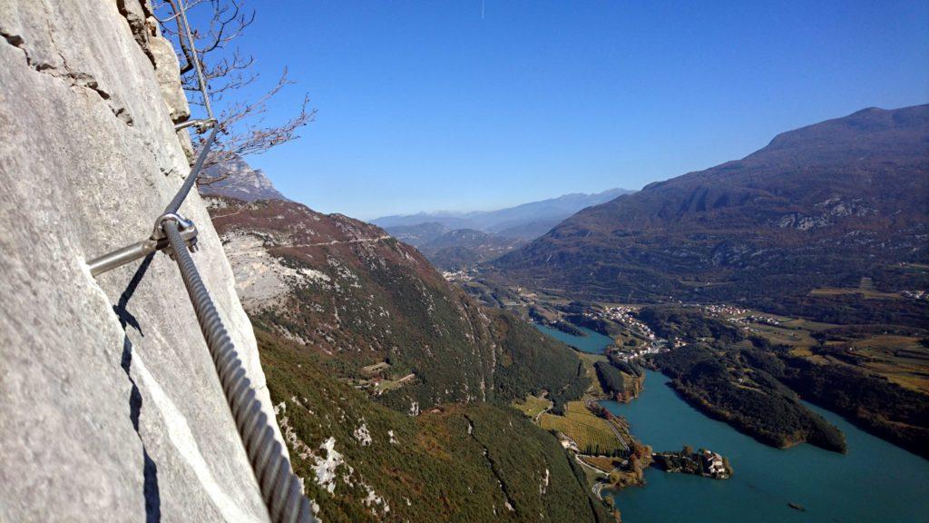 tentativo di foto artistica con la catena del traverso e il lago/castello di Toblino