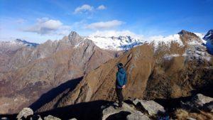 Erica sull'orlo della cresta osserva la magnifica cima del Sasso Manduino, affascinante cima rocciosa dall'avvicinamento proibitivo che ci siamo ripromessi di scalare nei prossimi