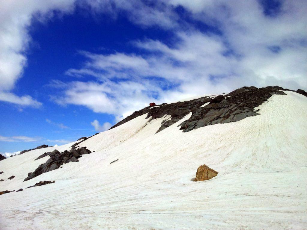 siamo arrivati sul ghiacciaio alla base della cima.sul versante opposto, raggiungibile in pochi minuti, un bel bivacco ben attrezzato