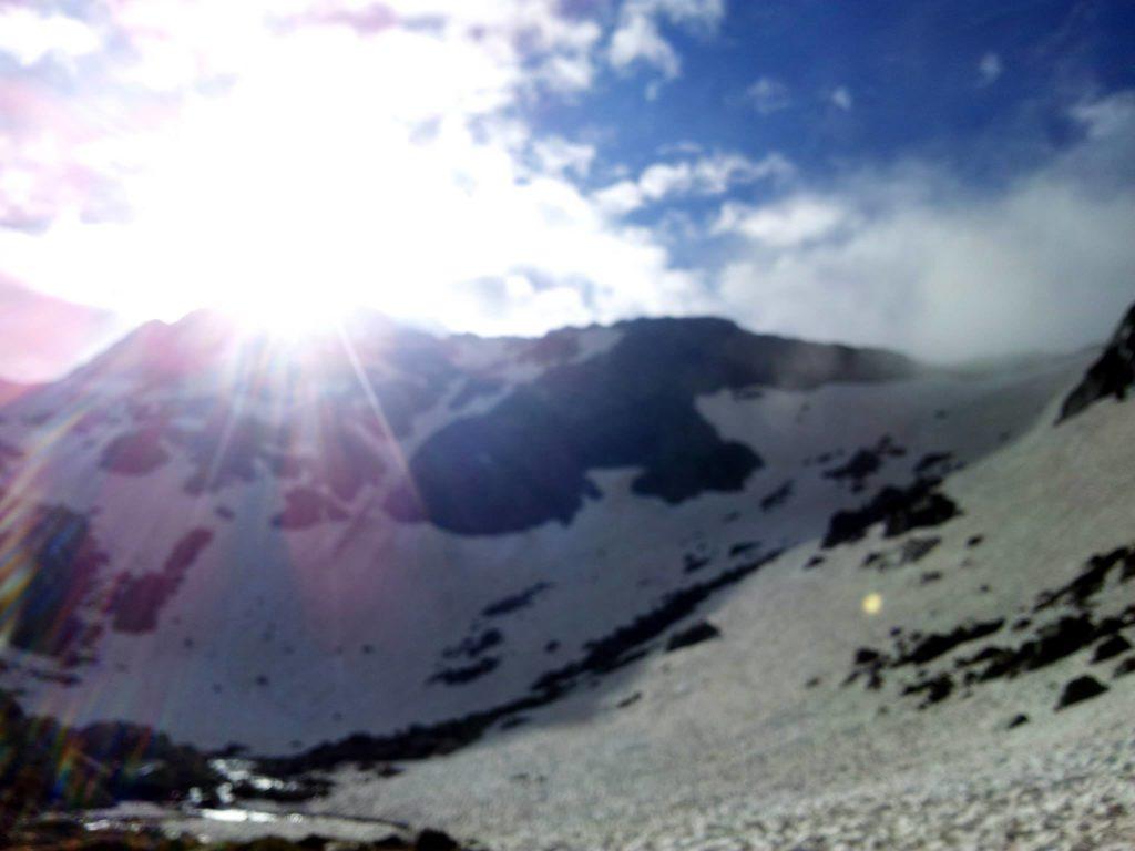 incredibile ma vero, un raggio di sole ci saluta prima della salita nevosa.durerà poco, ma è stato apprezzato