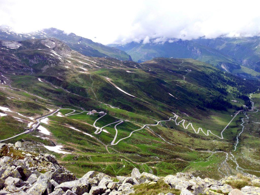 sotto di noi, i fantastici tornanti del passo dello Spluga, dal versante Svizzero