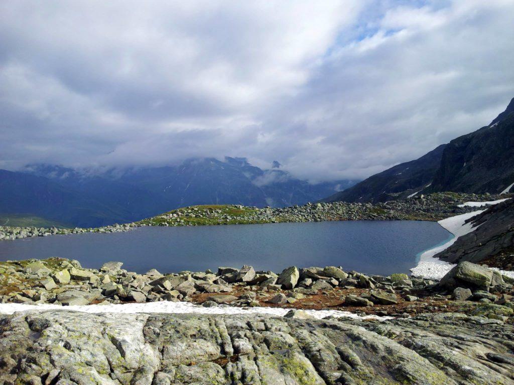 il lago illuminato dal fugace raggio di sole