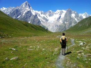 discendiamo verso il rifugio Bonatti attraversando una lunga valle pianeggiante, dalla quale si gode per tutto il tempo di questa meraviglia.