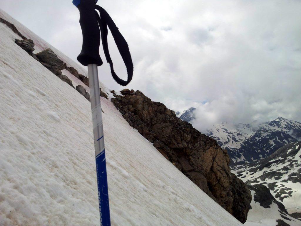 e qui la pendenza si fa un po&#039; più seria. Stiamo tra i 45° e i 50°.ma vista la bella neve la piccozza serve solo come sicurezza.bastano i bastoncini per procedere
