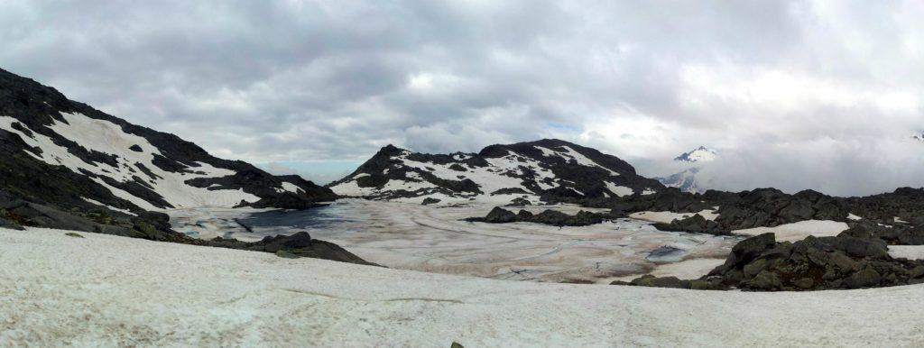 Eccoci al secondo lago, lo splendido lago azzurro.La luce del mattino non lo premia, ma così com'è, mezzo ghiacciato, è davvero una meraviglia di colori.La foto del pomeriggio col sole gli renderà più giustizia