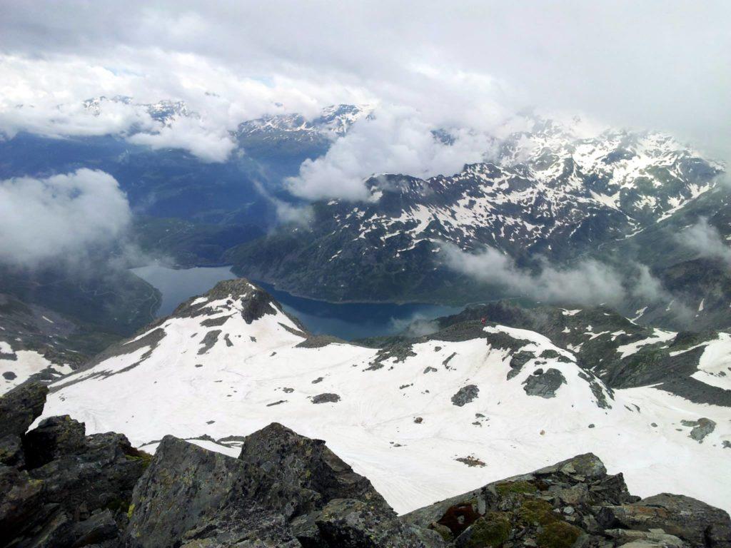 il lago di Stuetta, accanto al paesino di Montespluga, sotto di noi