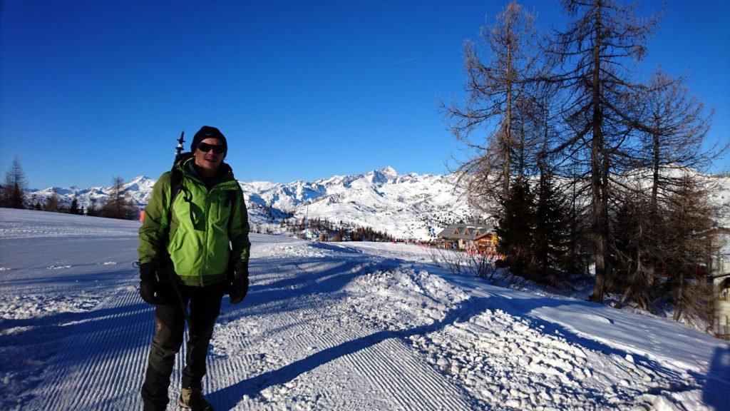 Risaliamo un pezzettino per aggirare gli impianti e trovare la traccia degli scialpinisti