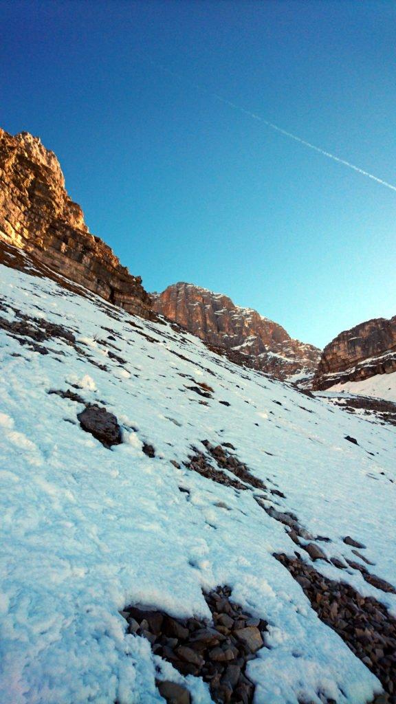 La parte finale del pendio è un po' più ripida e c'è anche meno neve. Un po' di attenzione