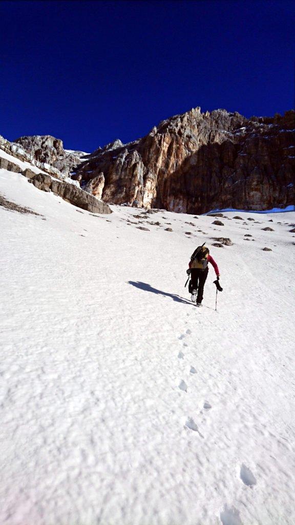 Arrivati sulla pendenza la neve è più compatta e si sale più agili