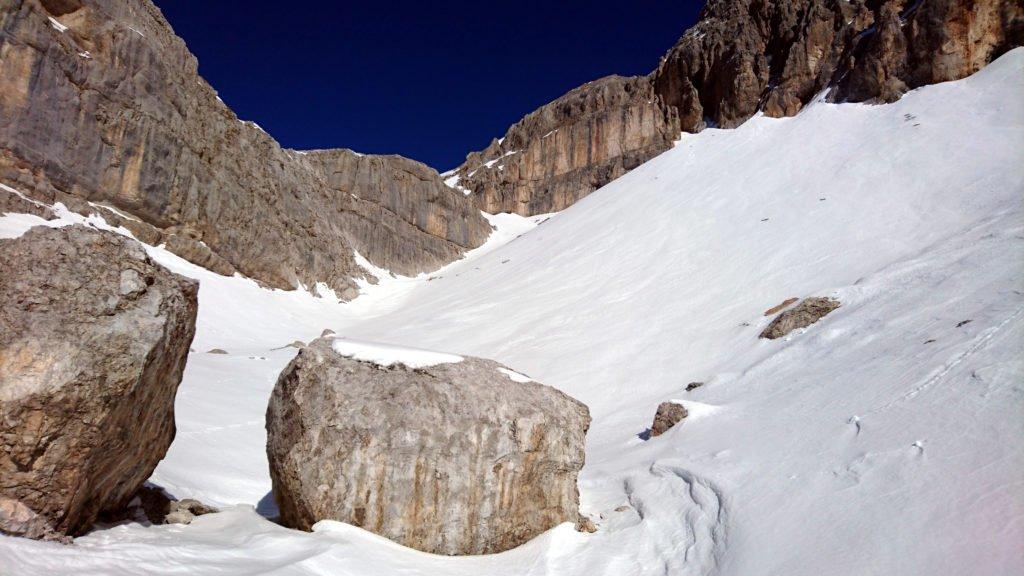 Eccoci alla seconda piana. Si intravede sullo sfondo il canalino da risalire